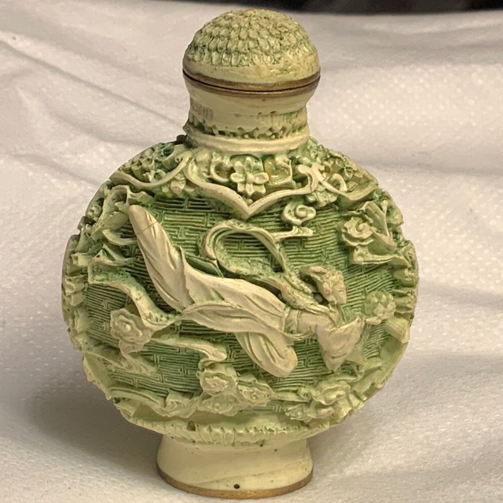 Vintage Well Carved Cinnabar Snuff Bottle - Picture 1 of 8